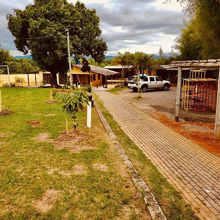 Вилла Chacara Charmosa Com Piscina, Campo De Futebol Гуаратингета Экстерьер фото